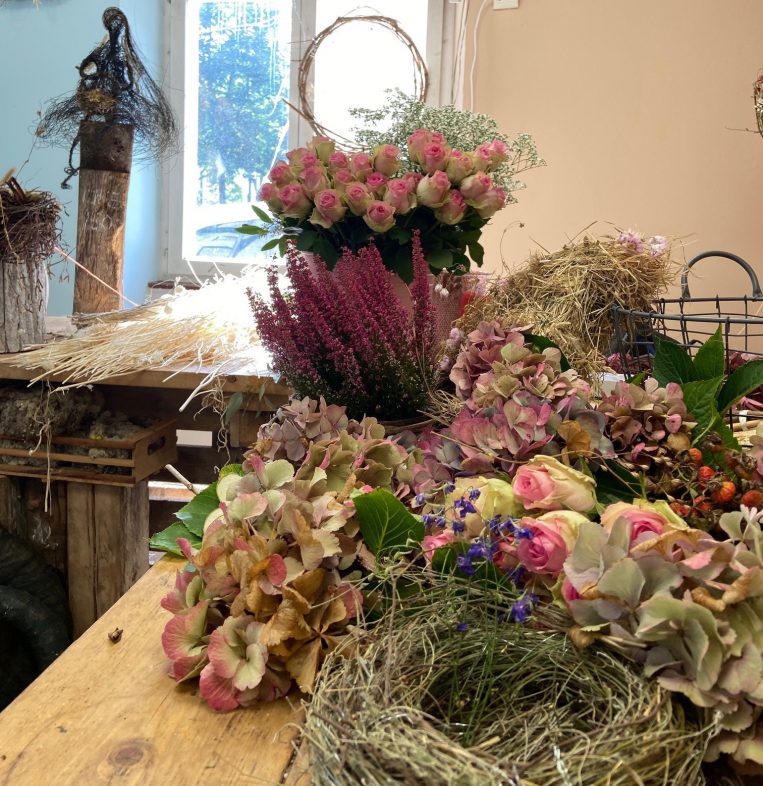 Verschiedene Blumen im Laden der Blumenbinderin