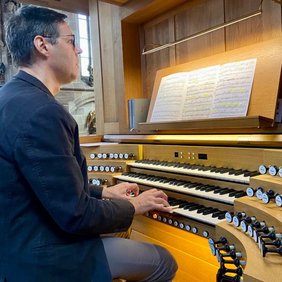 Frank Dillmann sitzt an der Orgel der Nürnberger Frauenkirche
