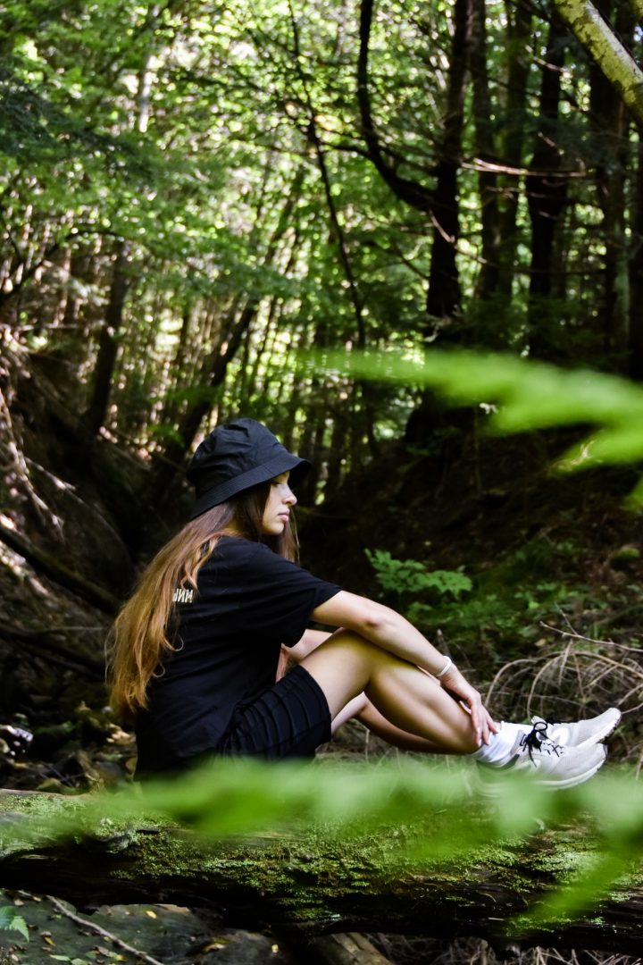 Junge Frau sitzt im Wald_@pexels-ira
