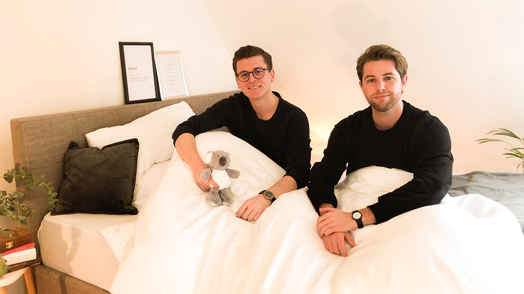 Die Gründer Johannes Gassner und Jan Kaye in ihrer Bettwäsche