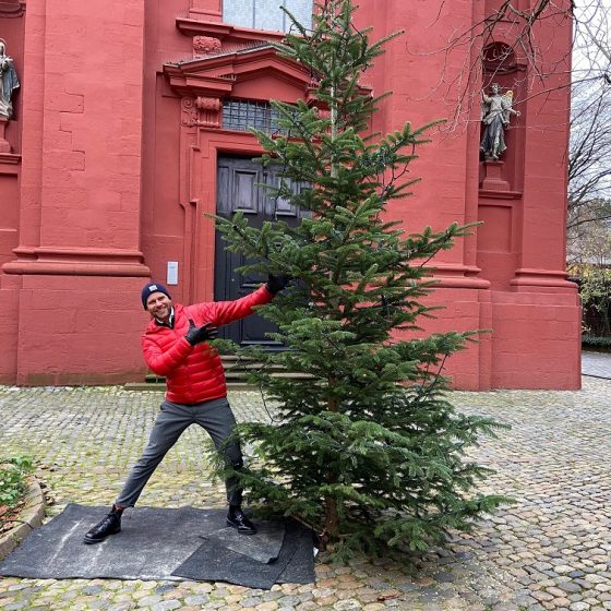 Thorsten Schaefers präsentiert einen Weihnachtsbaum