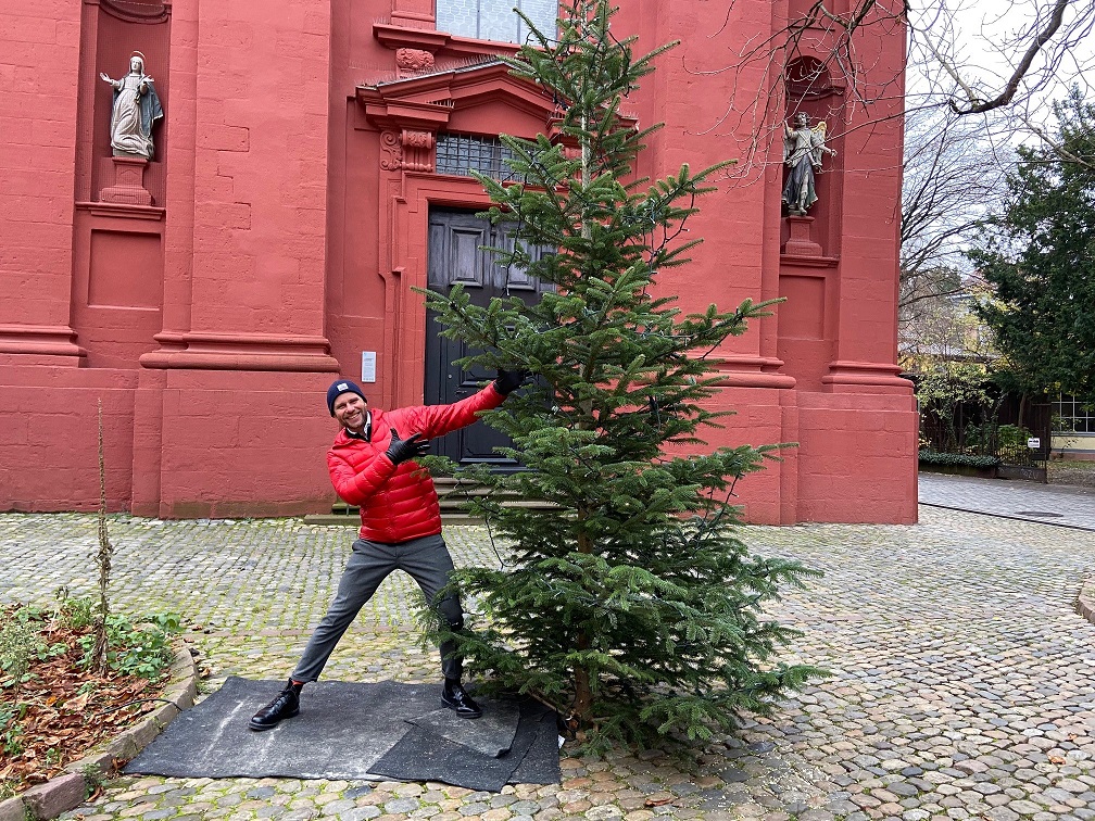 Thorsten Schaefers präsentiert einen Weihnachtsbaum