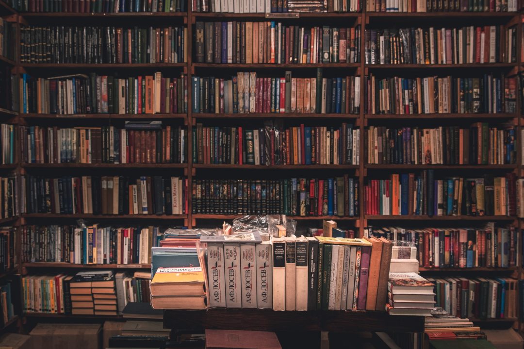 Eine Wand voller Bücherregale und alter Bücher