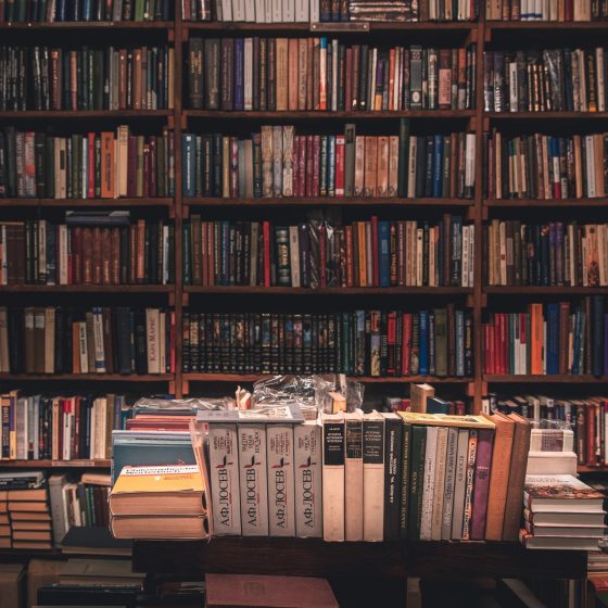 Eine Wand voller Bücherregale und alter Bücher
